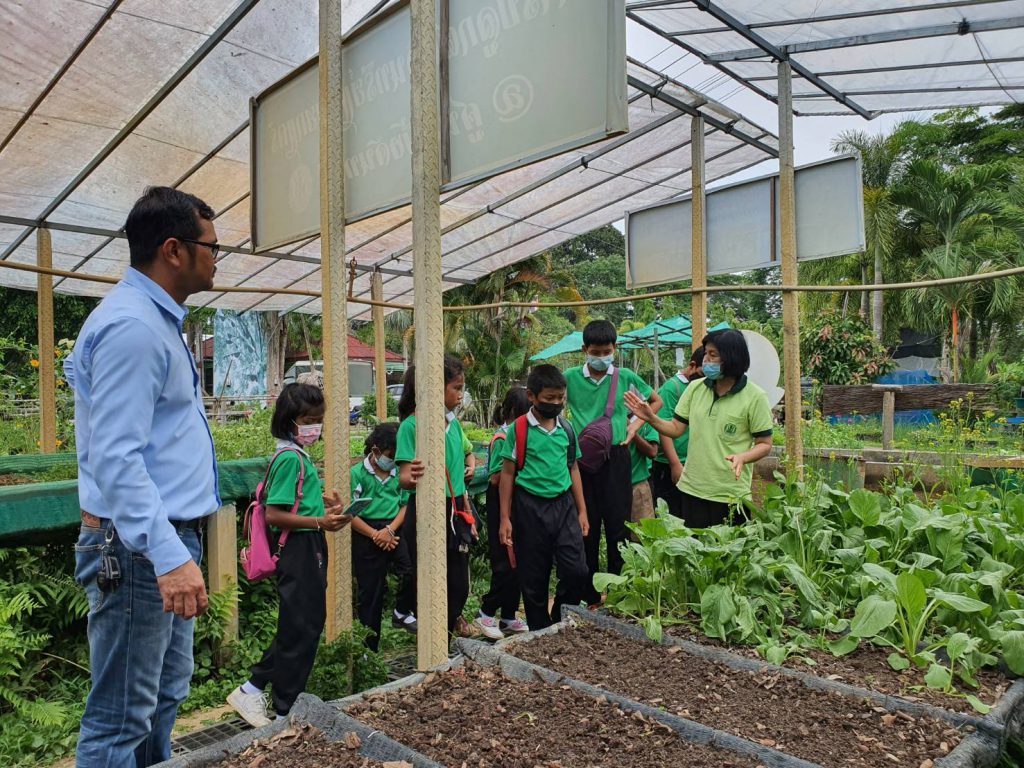 ให้ความรู้ทางวิชาการ เรื่อง การปลูกผักยกแคร่ ให้กับคณะครูและนักเรียนโรงเรียนบ้านชากไทย