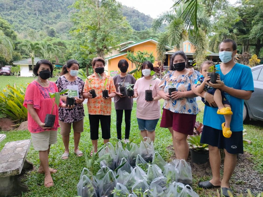 ถ่ายทอดความรู้ พร้อมสนับสนุนต้นพันธุ์พืชสมุนไพร ภายใต้โครงการส่งเสริมและพัฒนาอาชีพทางการเกษตร พื้นที่ตำบลมะขาม อำเภอมะขาม จังหวัดจันทบุรี