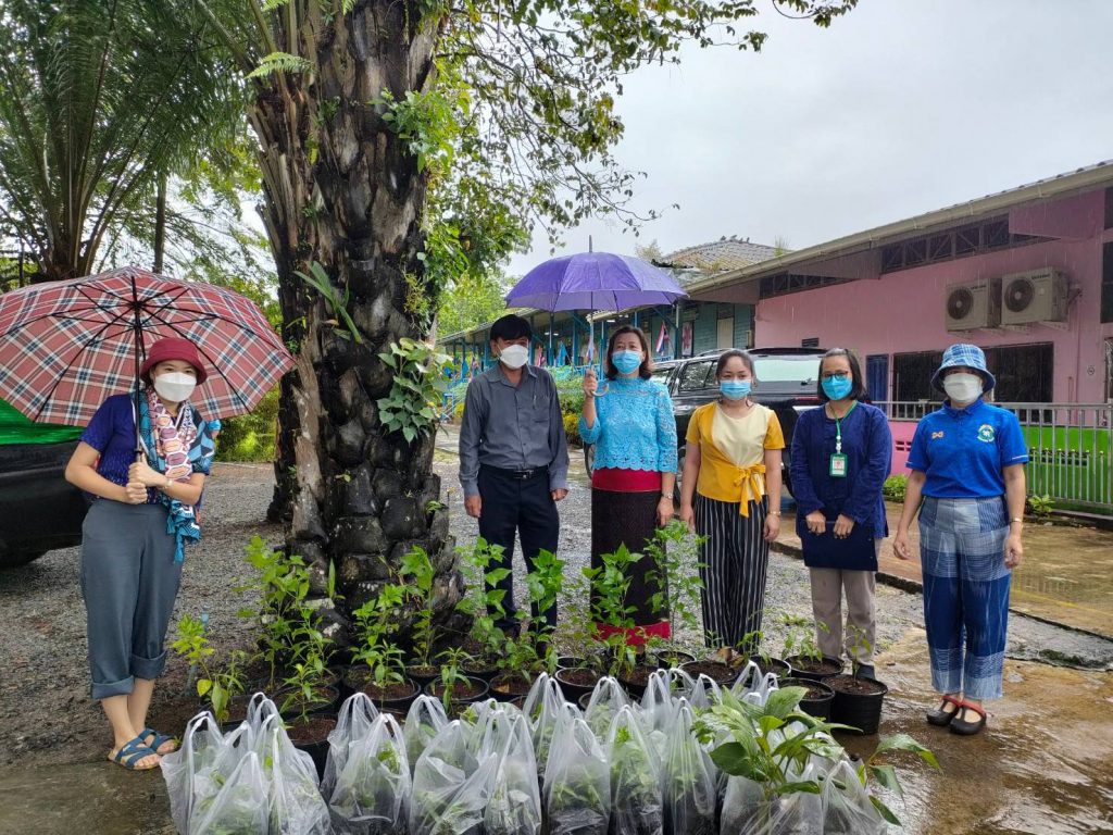 สนับสนุนโรงเรียนภายใต้โครงการ ค่ายเยาวชน...รักษ์พงไพรฯ โรงเรียนวัดมะทาย อำเภอมะขาม จังหวัดจันทบุรี และโรงเรียนวัดเกาะตะเคียน อำเภอเมืองจันทบุรี จังหวัดจันทบุรี