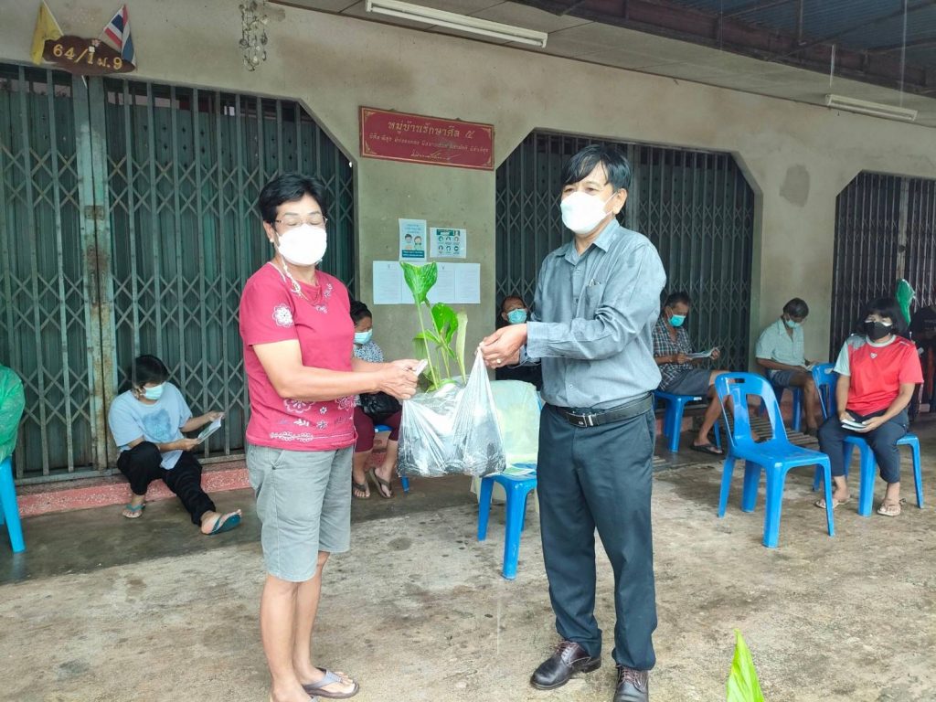 ถ่ายทอดความรู้ พร้อมสนับสนุนต้นพันธุ์พืชสมุนไพร ภายใต้โครงการส่งเสริมและพัฒนาอาชีพทางการเกษตร พื้นที่ตำบลคลองนารายณ์ อำเภอเมืองจันทบุรี จังหวัดจันทบุรี