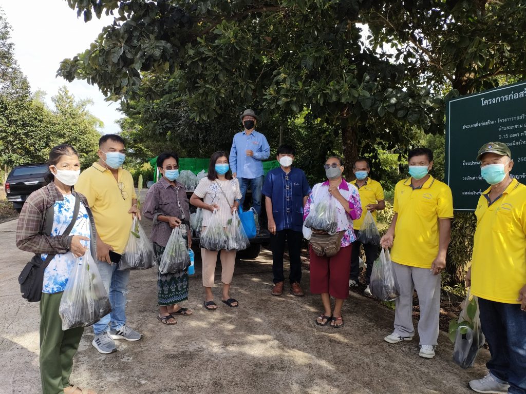 สนับสนุนต้นพันธุ์พืชสมุนไพร โครงการคลินิกเกษตรเคลื่อนที่ ในพื้นที่หมู่ 2 ตำบลมะขาม อำเภอมะขาม จังหวัดจันทบุรี